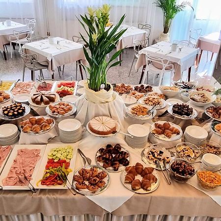 Hotel Bristol Линяно Сабиадоро Екстериор снимка