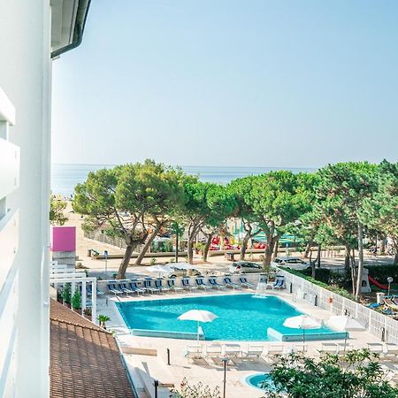Hotel Bristol Линяно Сабиадоро Екстериор снимка