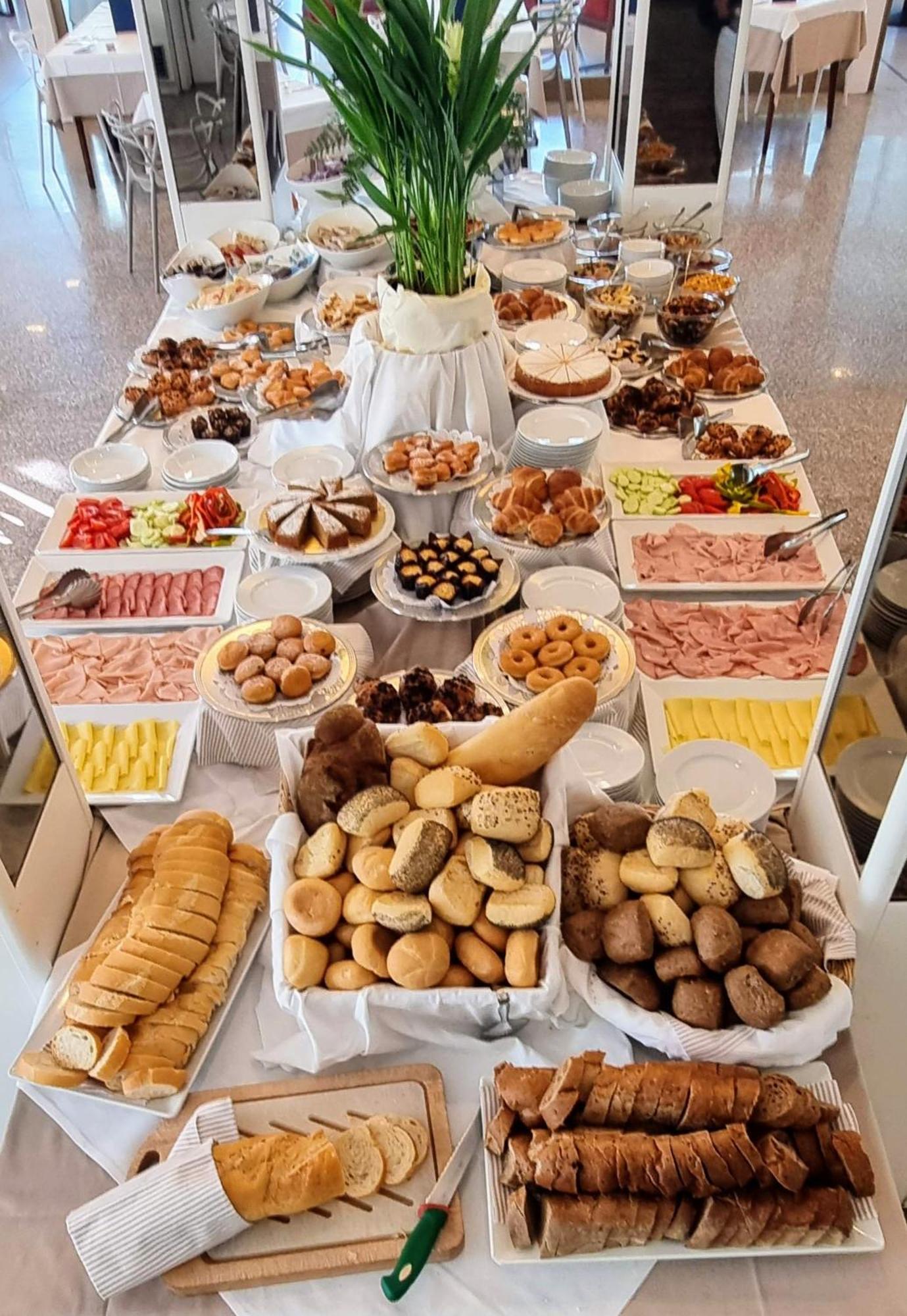 Hotel Bristol Линяно Сабиадоро Екстериор снимка