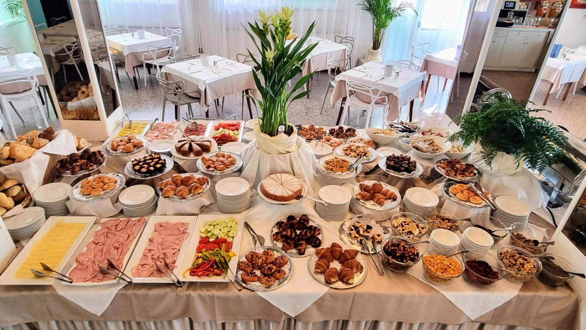 Hotel Bristol Линяно Сабиадоро Екстериор снимка