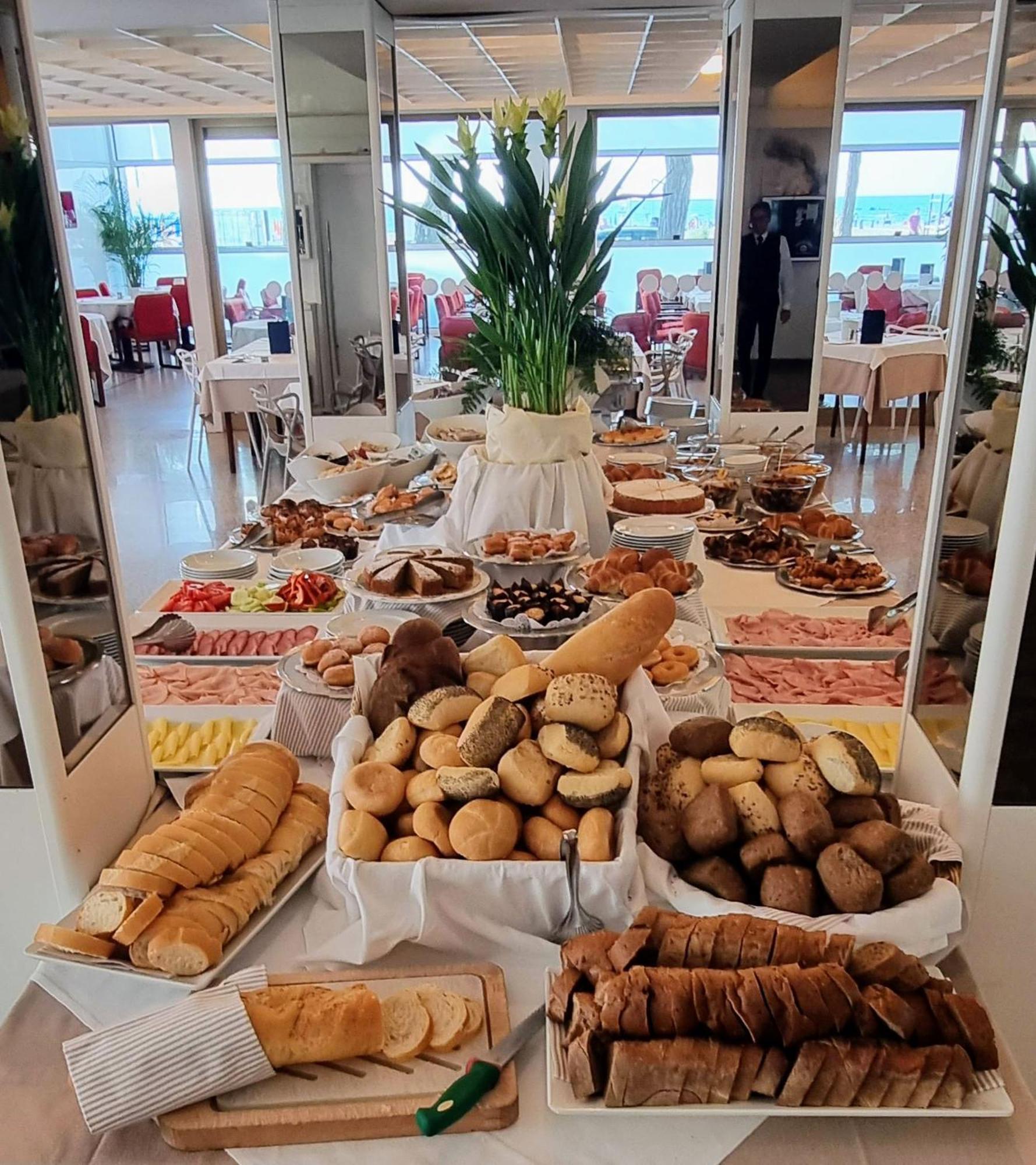 Hotel Bristol Линяно Сабиадоро Екстериор снимка