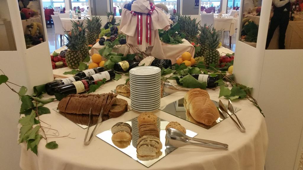 Hotel Bristol Линяно Сабиадоро Екстериор снимка