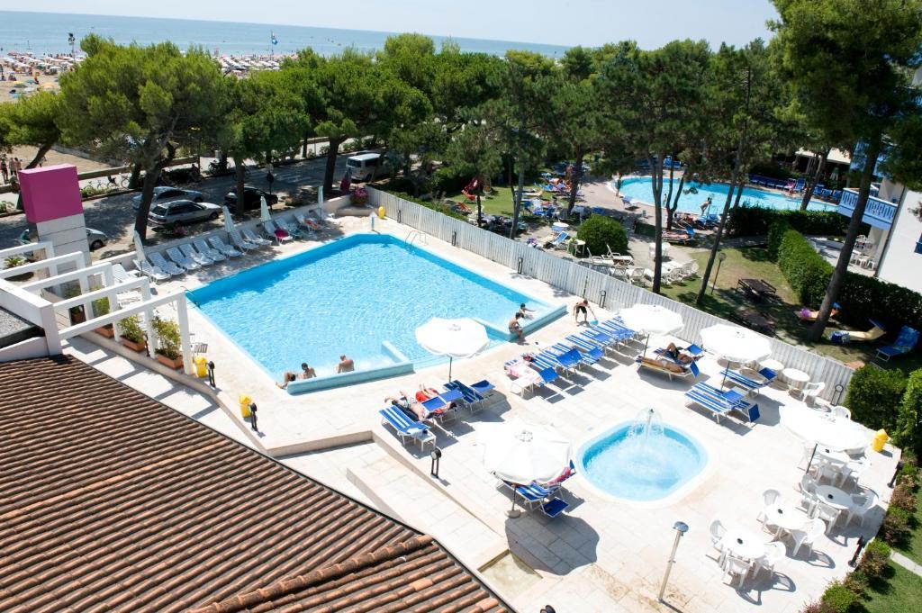 Hotel Bristol Линяно Сабиадоро Екстериор снимка