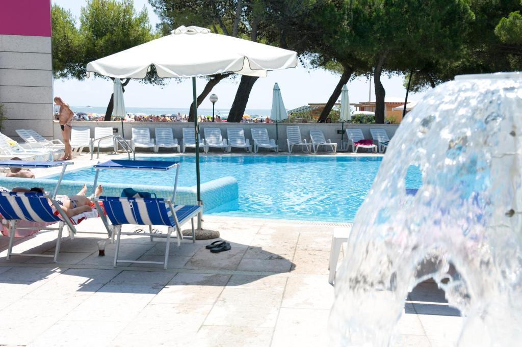 Hotel Bristol Линяно Сабиадоро Екстериор снимка
