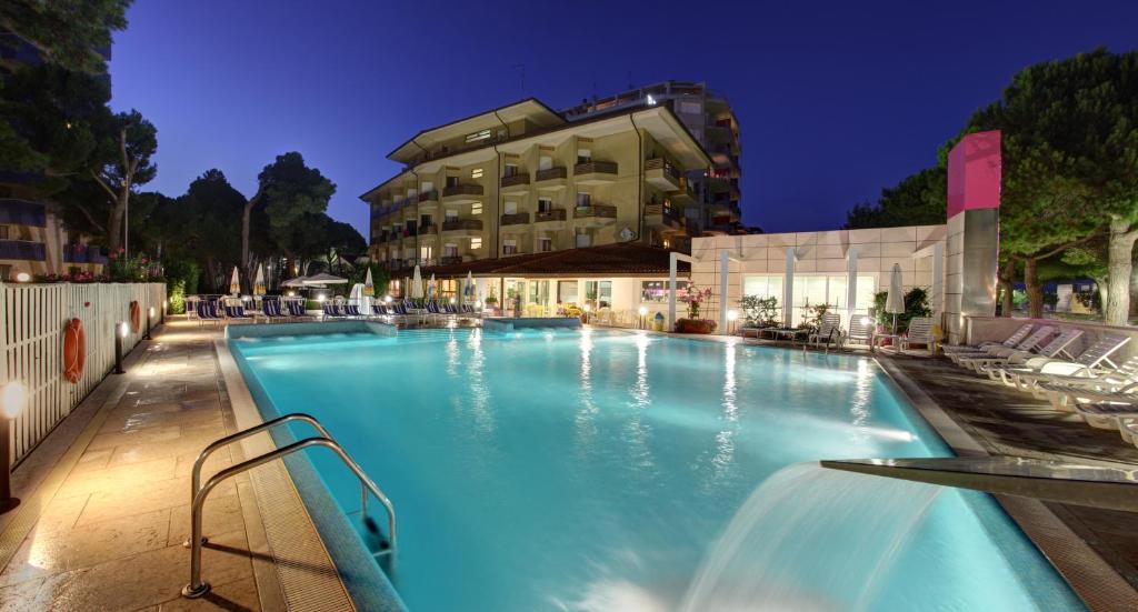 Hotel Bristol Линяно Сабиадоро Екстериор снимка