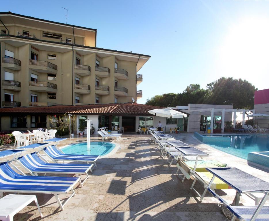Hotel Bristol Линяно Сабиадоро Екстериор снимка
