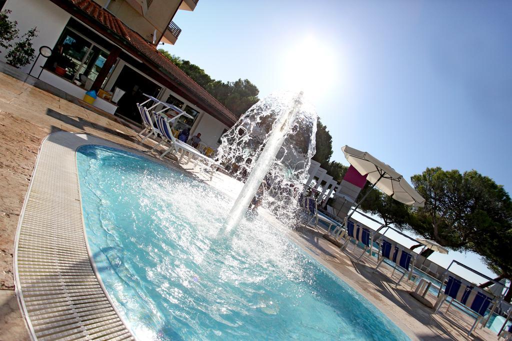 Hotel Bristol Линяно Сабиадоро Екстериор снимка