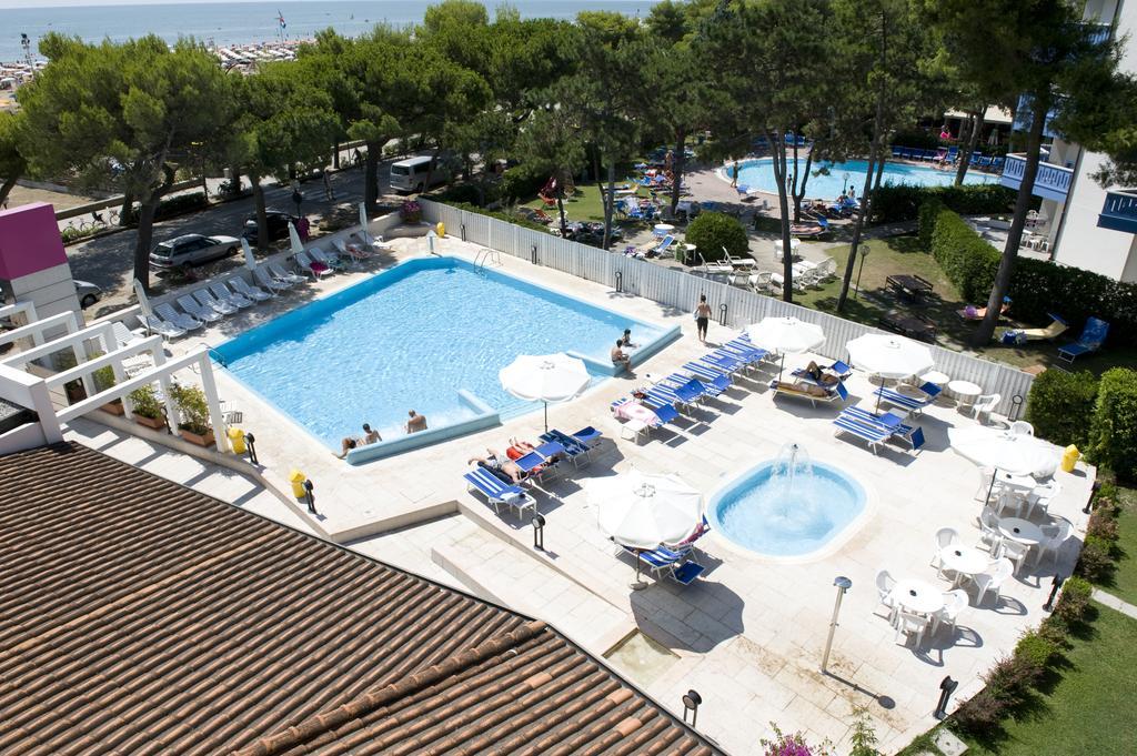 Hotel Bristol Линяно Сабиадоро Екстериор снимка