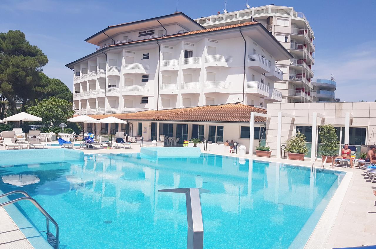 Hotel Bristol Линяно Сабиадоро Екстериор снимка