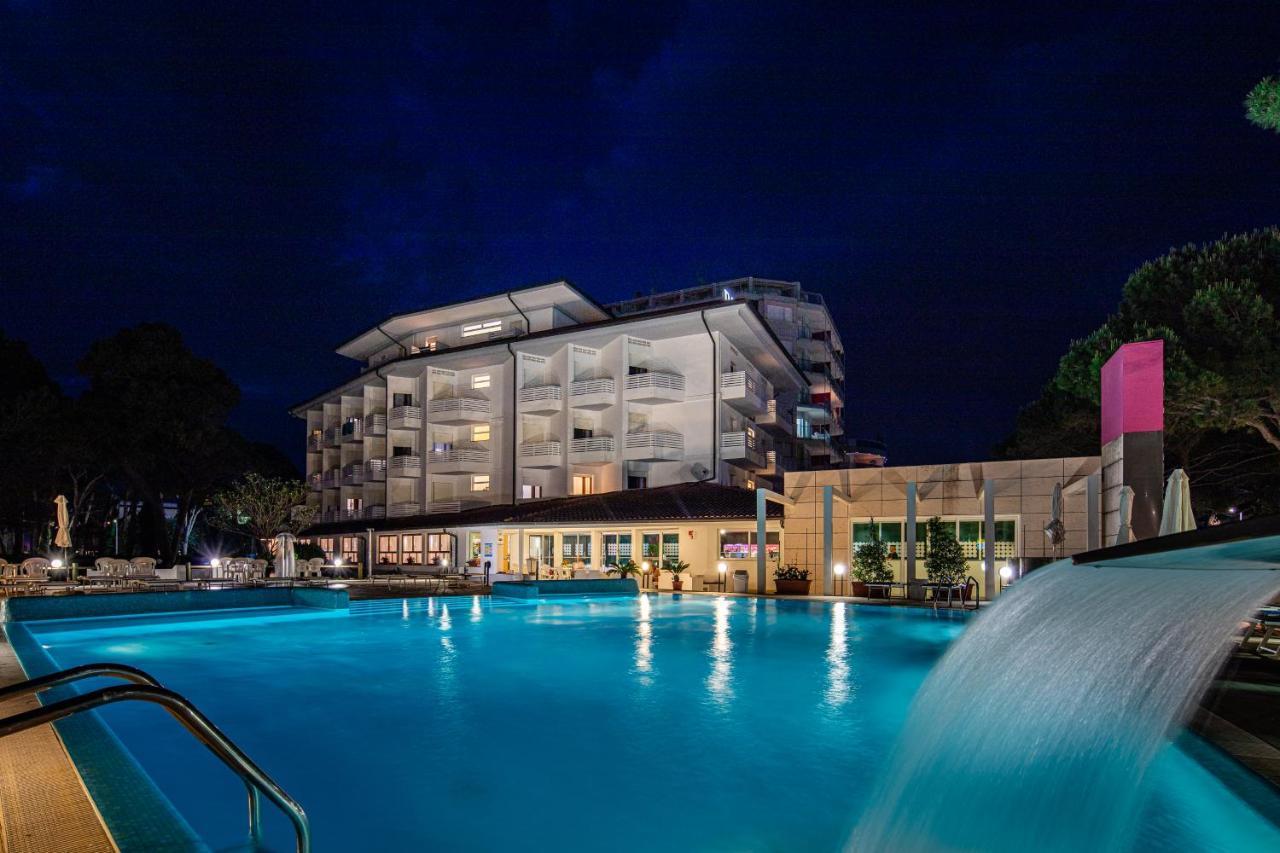 Hotel Bristol Линяно Сабиадоро Екстериор снимка