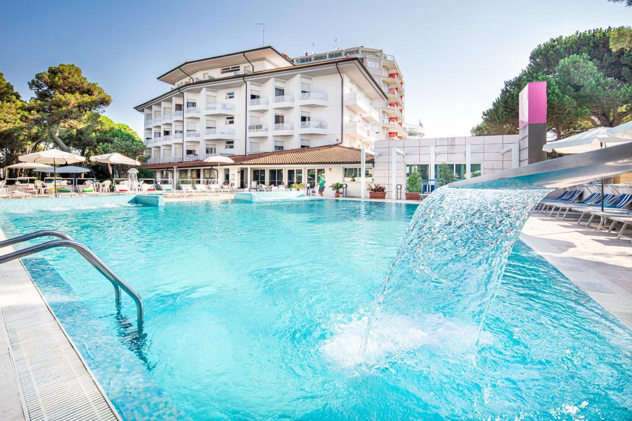 Hotel Bristol Линяно Сабиадоро Екстериор снимка