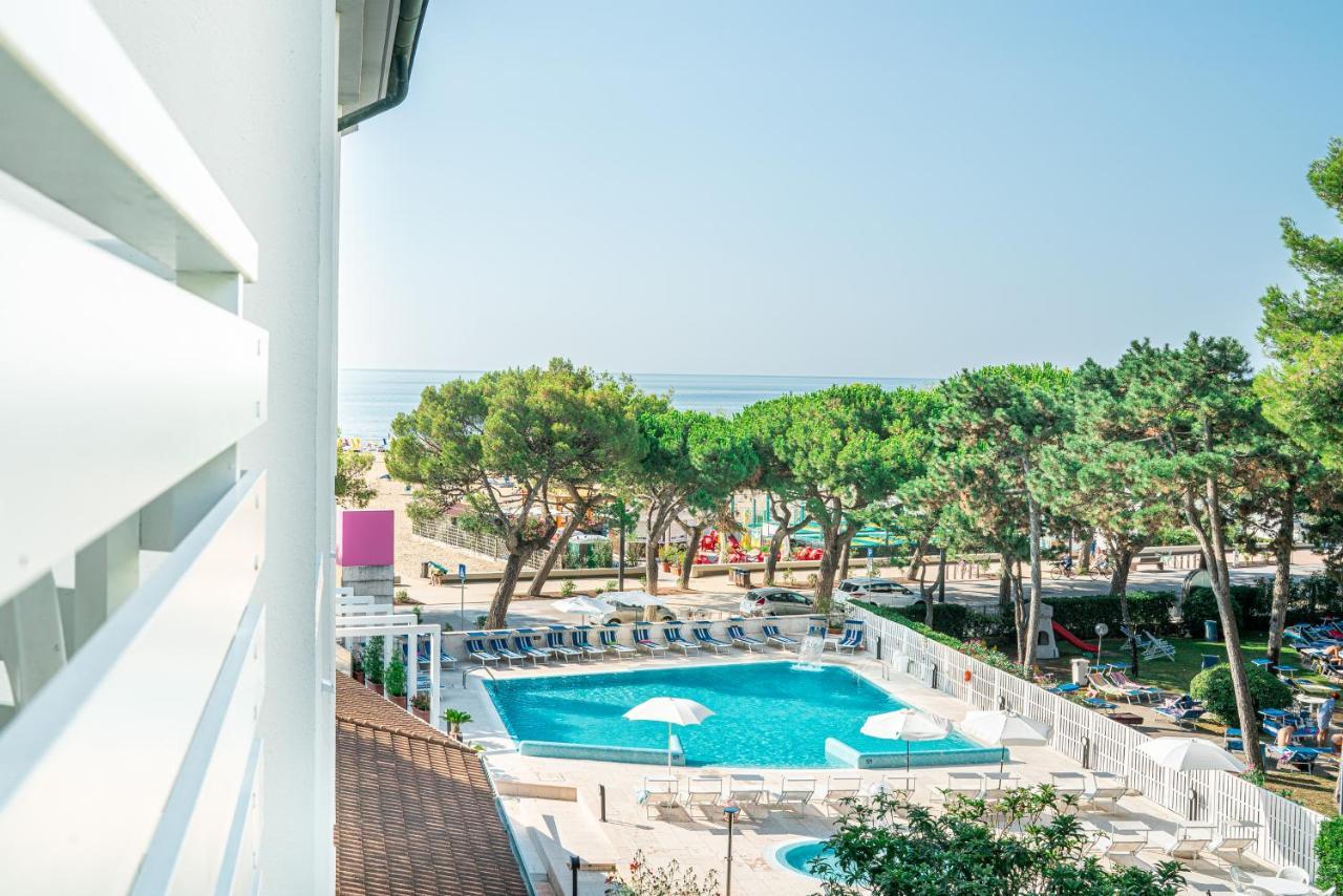 Hotel Bristol Линяно Сабиадоро Екстериор снимка