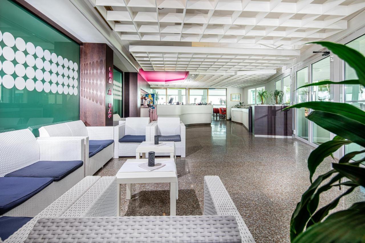 Hotel Bristol Линяно Сабиадоро Екстериор снимка