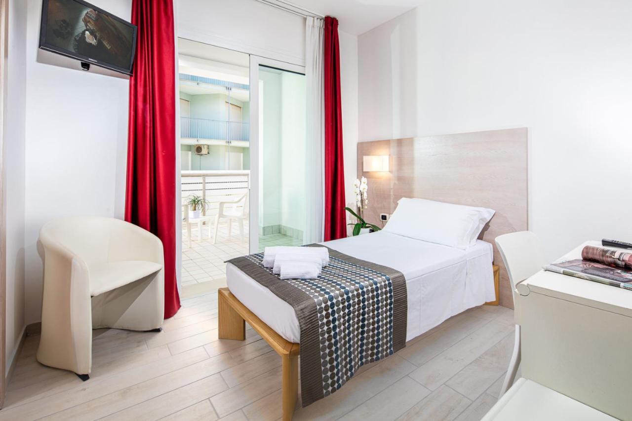 Hotel Bristol Линяно Сабиадоро Стая снимка